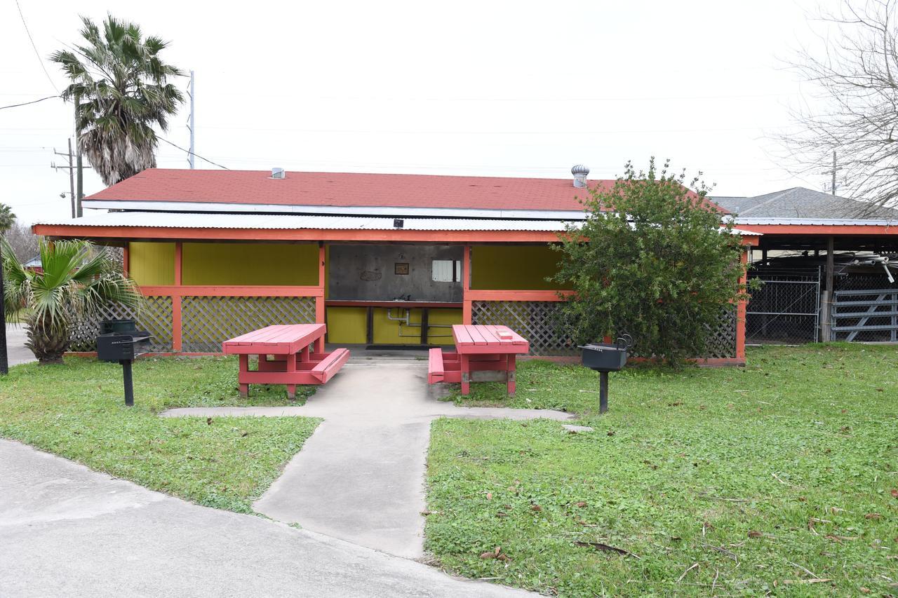 Gulfway Motel And Restaurant Gilchrist Exterior photo